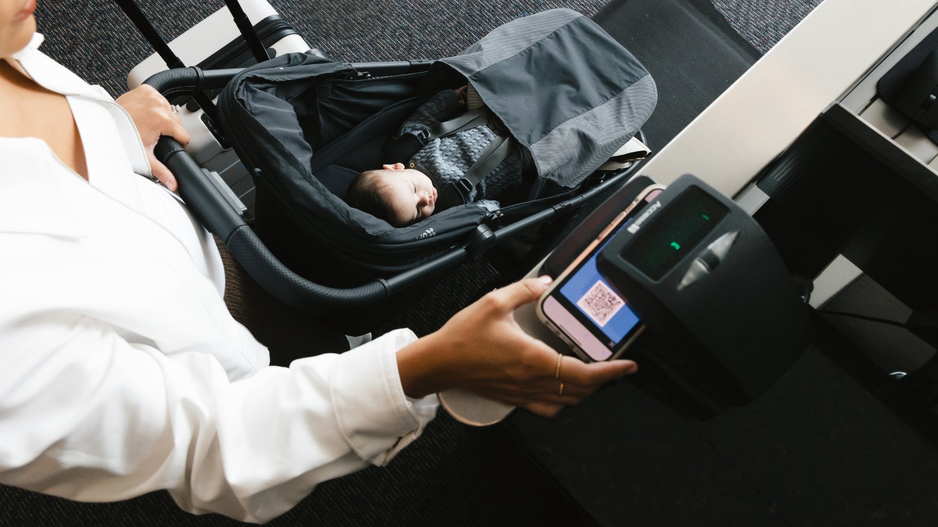 UPPAbaby Minu V3 fully reclined with newborn