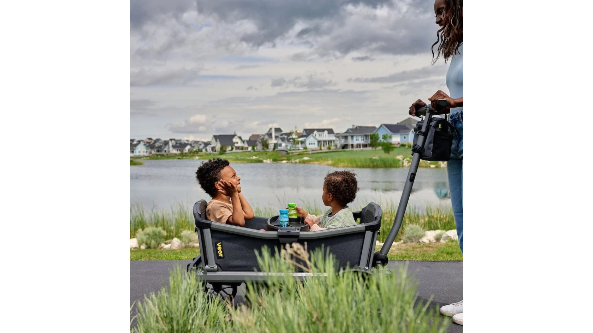 Veer Cruiser City with two toddlers facing each other with snack tray in between.